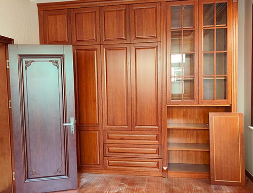 白塔中式家庭装修里定制的实木衣柜效果图